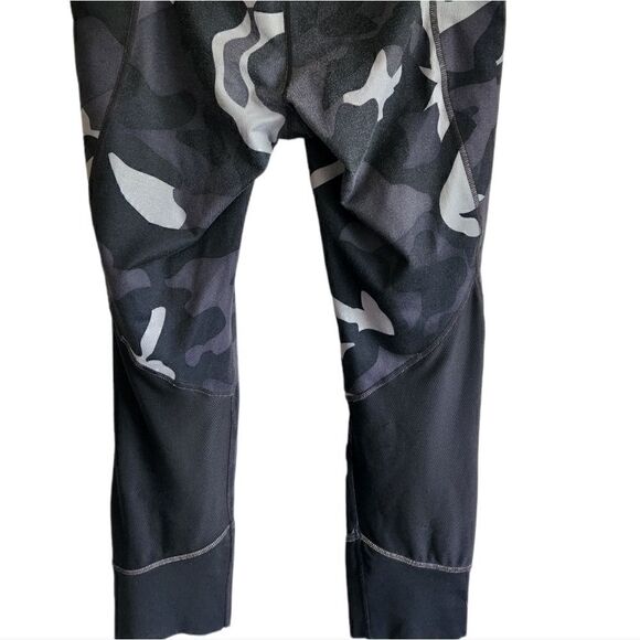 ATHLETA Black and Gray Camouflage Leggings Size Small - Picture 3 of 6